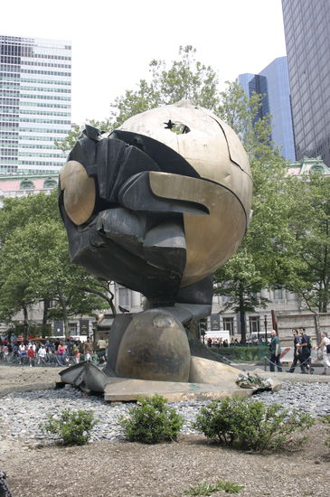 Diese Kugel stand zwischen den WTC - heute ist sie im Battery Park im Süden Manhattans zu finden.