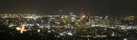 Die Skyline von Brisbane bei Nacht.