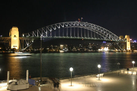 Leider ist das Bild von der Harbour Bridge nicht ganz so geworden, wie ich wollte. Ich hatte vergessen, meine Kamera zurück auf 100 ASA zu stellen, so dass diese Aufnahme mit 800 ASA gamacht wurde (mein Bruder weiß was das bedeutet).