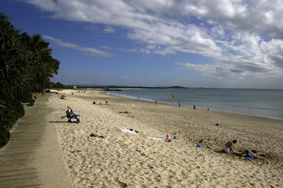 Da ihr ja schon so einige Strandbilder gesehen habt, halte ich es dieses Mal mit nur einem ziemlich kurz. Also, das ist der Strand von Noosa.
