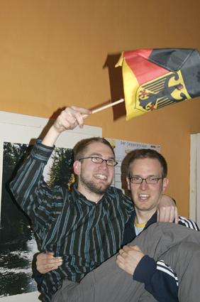 Ich werde in Australien die deutschen Farben hochhalten - ähnlich wie hier auf dem Arm meines Bruders.