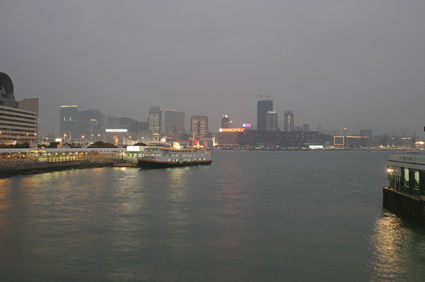 Der Hafen von Hong Kong bei Nacht.