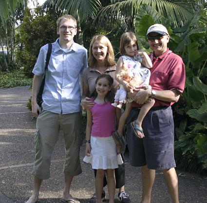 Das bin ich mit meiner Gastfamilie. Die Füße habe übrigens nicht ich, sondern derjenige der das Foto gemacht hat abgeschnitten. Ich wollte also nicht verstecken, dass ich Flip-Flops - oder wie man hier sagst Thongs - trage. Nur damit Mario und Marcel sich nicht gleich wieder beschweren .