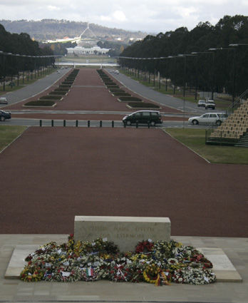 Die Kränze sind noch vom ANZAC-Day. Findet jemand den deutschen Kranz??? Im Hintergrund das neue Parlament.