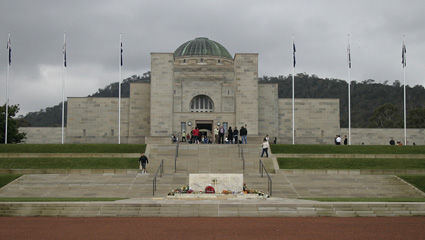 So sieht das australische Kriegerdenkmal von außen aus...