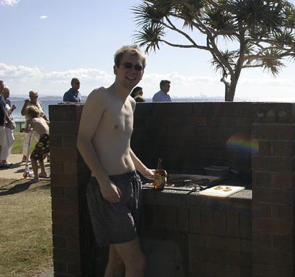 Typisch australisch: BBQ am Strand, Sonne, Badehose, Sonnenbrille und ein XXXX.