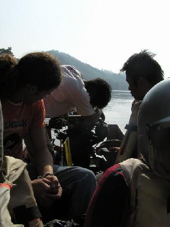 Reparatur auf dem Mekong