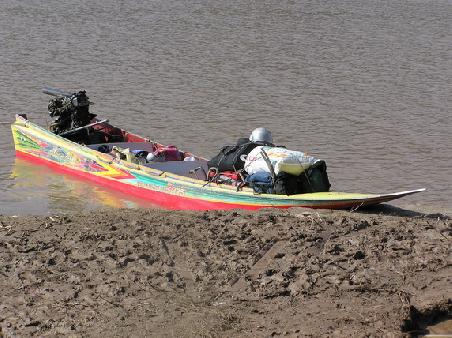 unser Speedboat regungslos am Ufer