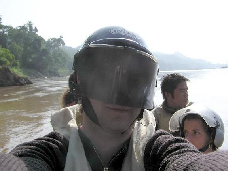 in voller Ausruestung im Speedboat
