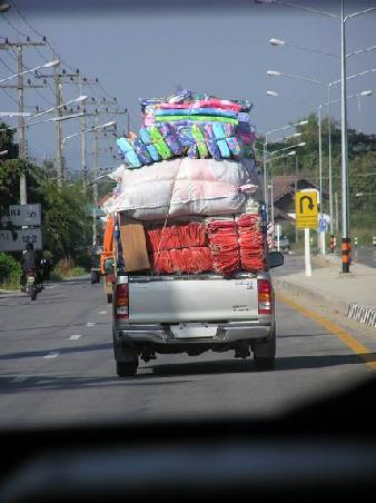 Einer von vielen ueberladenen Transporten auf Thailands Strassen