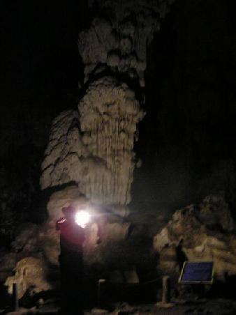 Unser Guide mit Gaslaterne vor einem 22 Meter hohen Stalagtit
