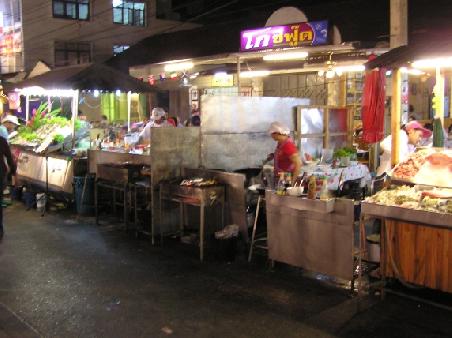Garkuechen auf dem Nachtmarkt