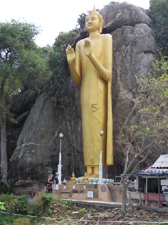 die Riesenbuddha Statue am Meer