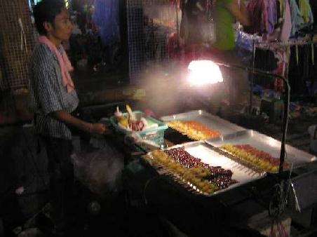 Chicken Sate auf dem Markt frisch vom Grill