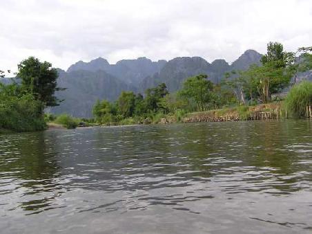 einmal durch den Fluss