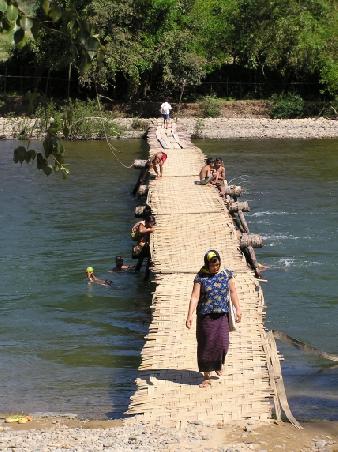 spielende Kinder am Fluss
