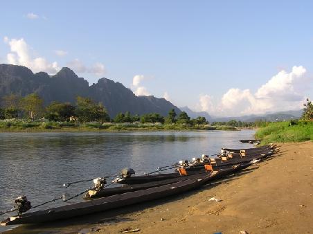 Ausblick flussaufwaerts des Nam Song