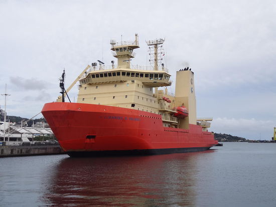 Eisbrecher im Hafen von Papeete