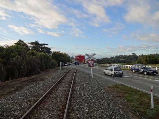 Einspurige Brücke mit Eisenbahnschiene