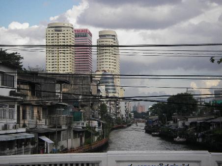 Bangkok begruesst uns wolkenverhangen - und gegen Abend wird daraus auch gleich noch ein Wolkenbruch.