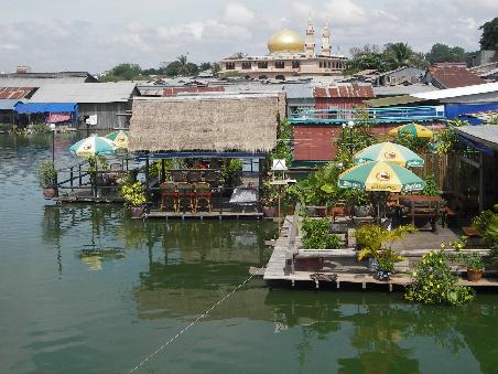 Floating Island in Phnom Penh - Ausblick von der Terrasse ueber den See
