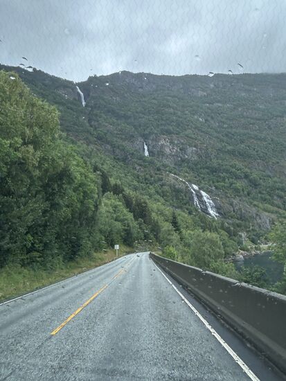 Überall sieht man Wasserfälle – auf der gesamten Route, jeden Tag. Ich liebe es. Traumhaft.