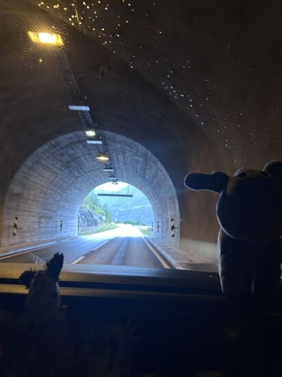 Wieder ein beeindruckender Tunnel hier in Norwegen – stilvoll in die Landschaft eingebettet und meist erwartet einen auf der anderen Seite ein anderes Landschaftsbild, als vor der Einfahrt auf der anderen Seite.