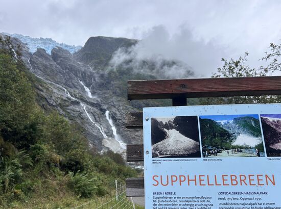 Die Bilder auf der Tafel zeigen, wie sich der Gletscher über die Jahre leider verändert hat.