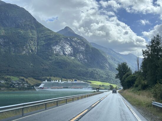 Kreuzfahrtschiff in Stryn