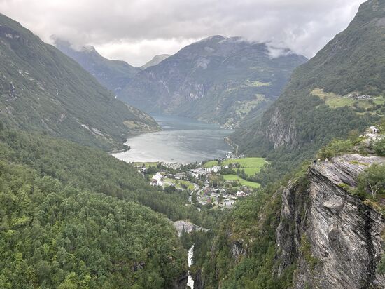 Aussichtspunkt Flydalsjuvet mit Blick auf den Geirangerfjord