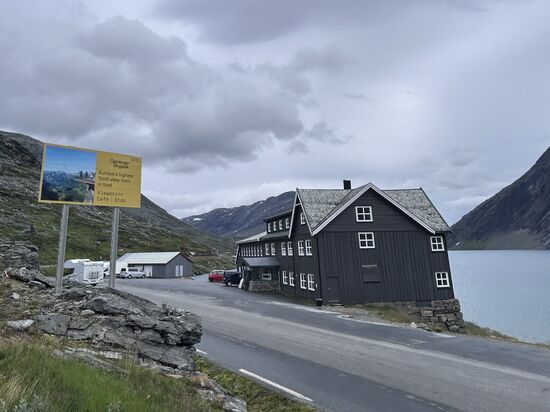 Hinweisschild zum Geiranger Skywalk