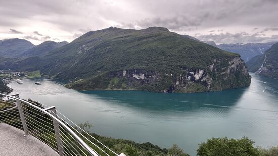 Toller Ausblick auf einen Teil des Geirangerfjord vom Aussichtspunkt Ørnesvingen.