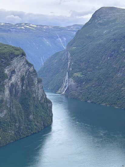 Wasserfälle "Die sieben Schwestern", sie fallen im Durchschnitt etwa 250 Meter tief.