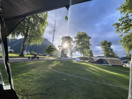 Blick aus unserem Zelt beim Abendessen.