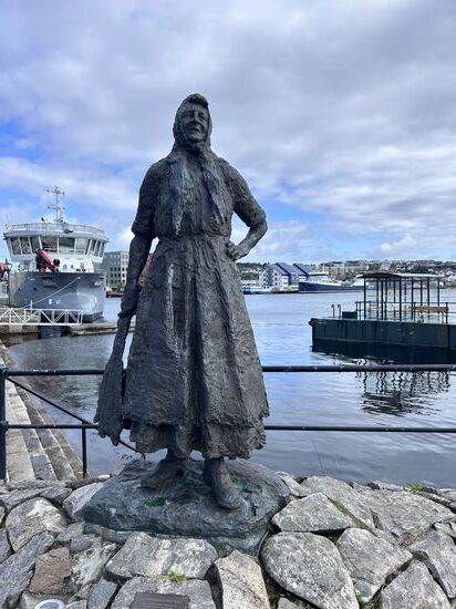 Klippfiskkjerringa - Denkmal an die vielen Frauen, die an den Klippfischklippen der Stadt arbeiteten. 300 Jahre lang war Klippfisch der wichtigste Wirtschaftszweig in Kristiansund, bis in die 1950er Jahre.