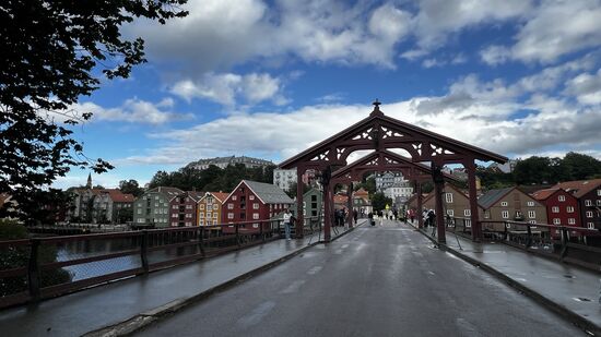 Die alte Stadtbrücke Gamle Bybro (auch Gamle Bybrua oder Bybroen) führt über den Fluss Nidelva. Der Geschichte nach soll sie den Überquerenden Glück bringen.