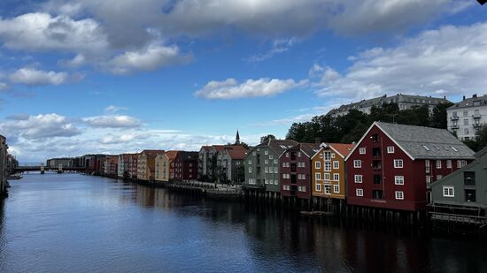 Blick von der alten Stadtbrücke auf die alten Speicherhäuser und den Fluss Nidelva.