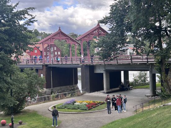 Alte Stadtbrücke Gamle Bybro, die wegen ihrer verzierten roten Portale auch „Pforte des Glücks“ genannt wird.