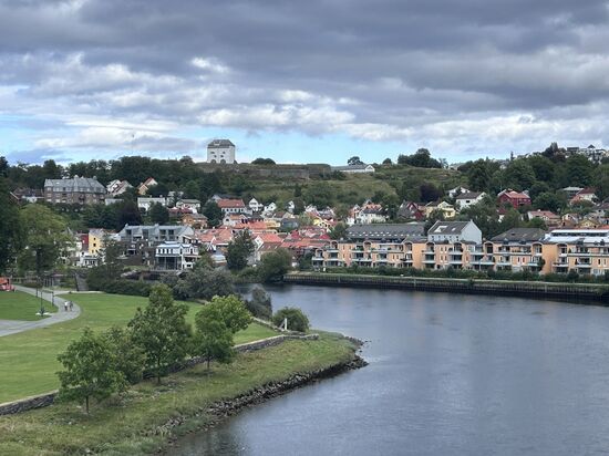 Blick auf die Festung Kristiansten (Kristiansten Festning) - diese steht außerhalb des Stadtzentrums von Trondheim auf einer Anhöhe. Sie sollte die Stadt vor Angriffen beschützen und war mit mehreren Kanonen ausgestattet. Der auffälligste Bestandteil der Festung ist der weiße Donjon, ein vierstöckiger Turm mit Schießscharten.