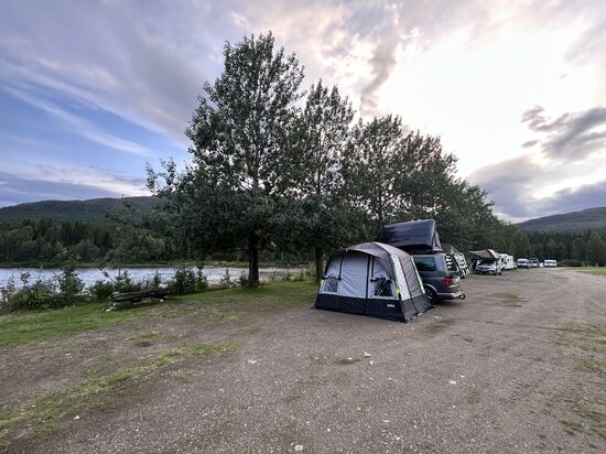 Besser geht’s nicht: direkt am Fluss.