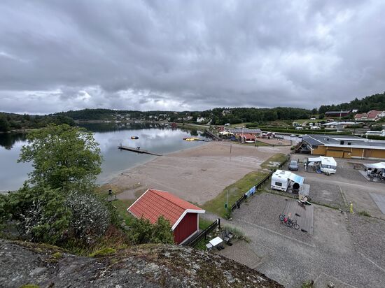 Blick auf den Strandabschnitt mit tollen Wasseraktivitäten (Springturm, Hüpfkissen, Floß, Wasserrutsche).