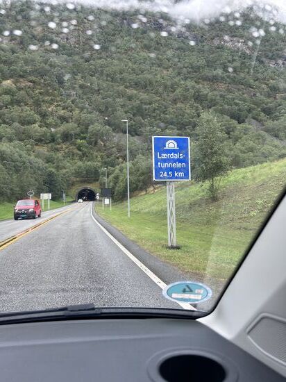 Der Lærdalstunnel mit seinen 24,5 Kilometern ist der längste Straßentunnel der Welt. Die Straße verbindet die Ortschaften Aurland und Lærdal im innersten Teil von Sogn.