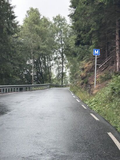 Die „M“ Schilder zeigen die Haltemöglichkeit bei Gegenverkehr.
