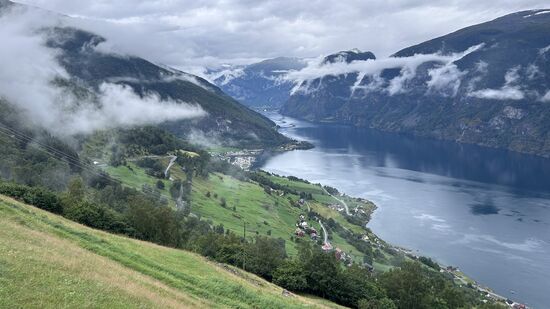 Wir lassen uns die Stimmung nicht vermiesen und genießen die tolle Landschaft auch bei schlechtem Wetter. 
Weiterfahrt, runter vom Berg und Blick Richtung Flåm.