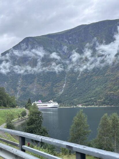 Kreuzfahrtschiff in Flåm.