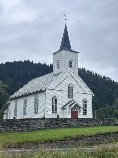 Schöne Kirchen in Norwegen – oft schlicht, aber eindrucksvoll in die Landschaft eingebettet.