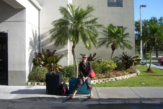 Wir warten auf den Shuttle Bus zum Airport Miami