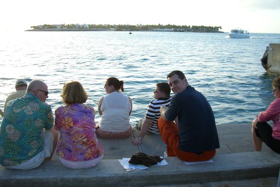 Wir warten auf den Sonnenuntergang ... mit hunderten von anderen Menschen 