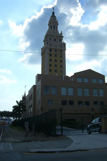 Der Freedom Tower in Miami Downtown.
Dieser 78 m hohe Tower ist der Kathedrale in Sevilla nachempfunden.