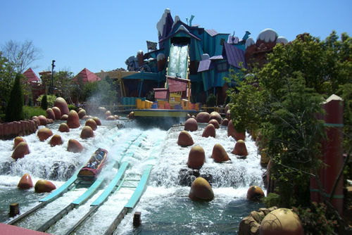Die Wildwasserbahn 'Dudley Do-Right's Ripsaw Falls'